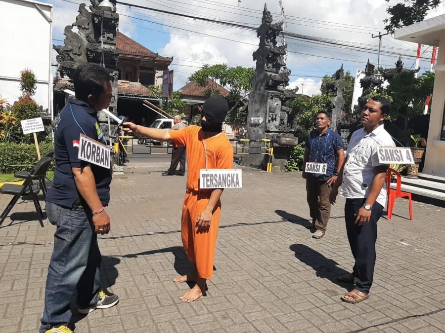 podiumnews.com-Polisi Gelar Rekonstruksi Pembunuhan Sepupu di Mengwi